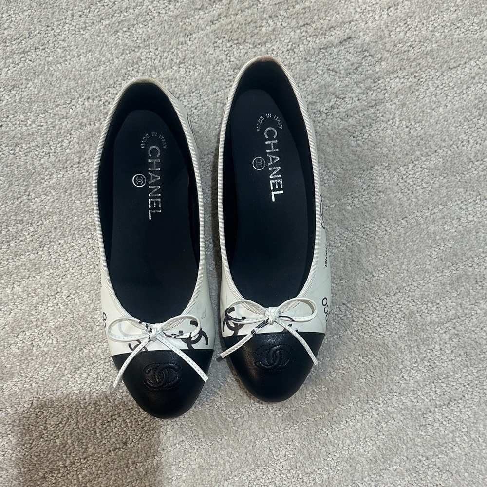 CHANEL Women's Black and Cream Loafers